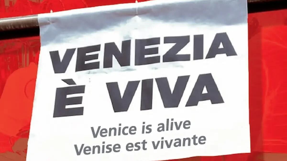 “Venezia è viva”: un viaggio tra edifici e storia di una città che resiste al turismo di massa - 