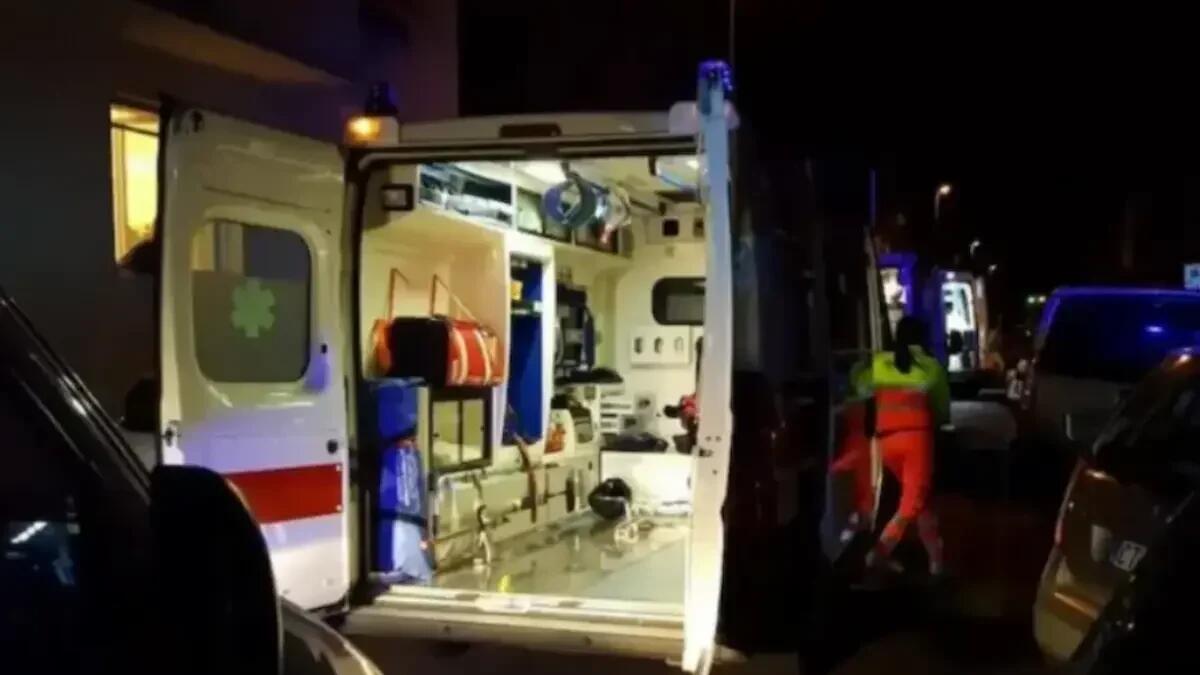 Si toglie i vestiti, poi ruba una moto e si schianta contro un furgone: giovane in gravi condizioni - 