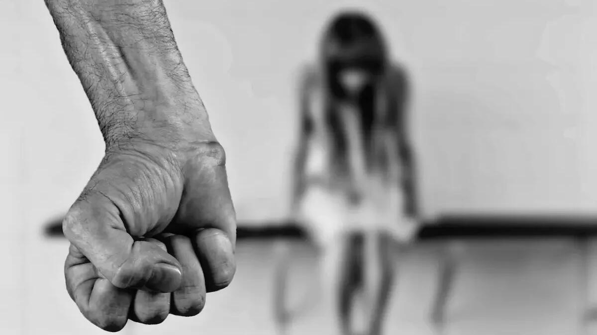 Aggredita dal marito dopo una lite: 37enne riesce a fuggire, picchiata per anni anche davanti ai figli - 