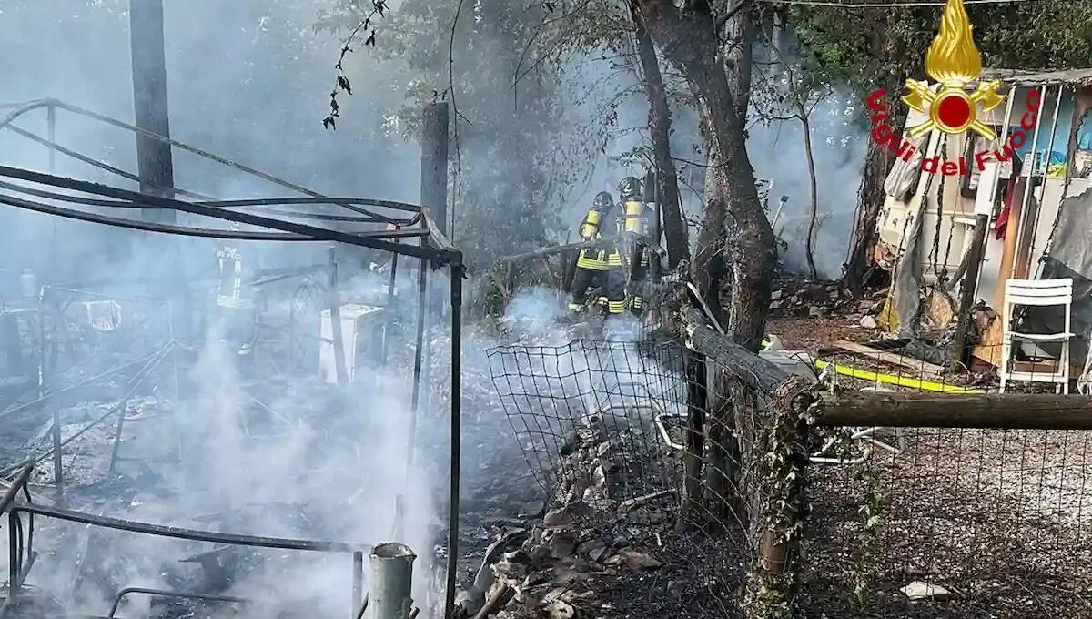 Devastante incendio al campeggio "Obelisco": area bonificata dopo ore di lavoro, c'è un ferito - 