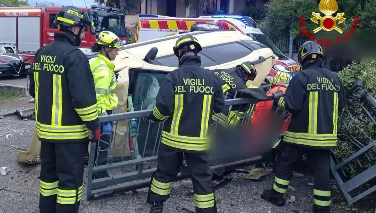 Paura a Brugnera, auto piomba contro la recinzione di una casa, poi si ribalta: un ferito gravissimo - 