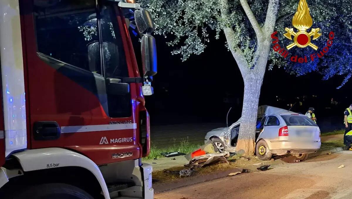 Perde il controllo dell'auto e si schianta contro un albero: ferito 28enne, è grave - 