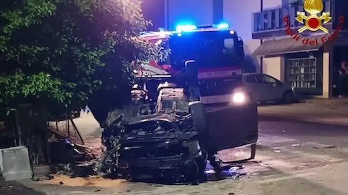 Auto perde il controllo e si ribalta nella notte: quattro feriti, grave il conducente - 