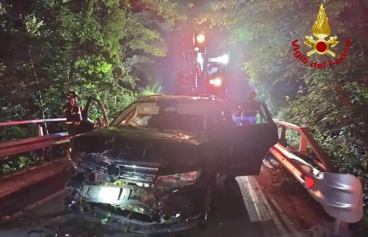 Tre giovani a bordo di un'auto finiscono nella golena del torrente Torre - 