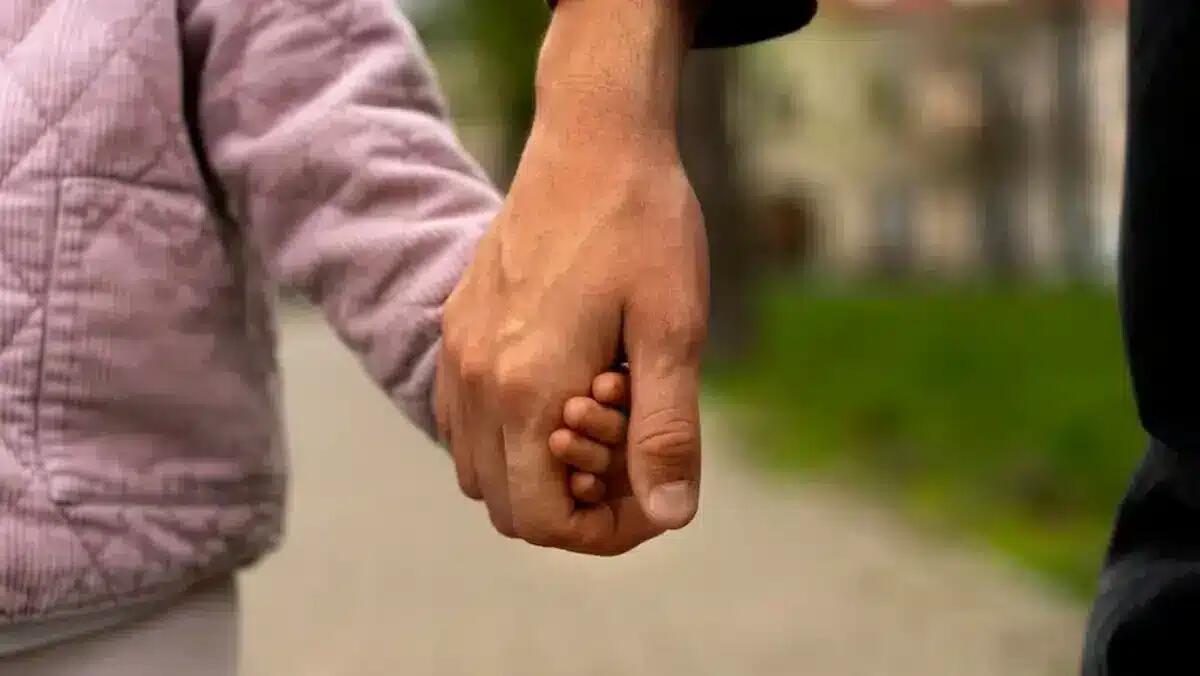 Madre muore sotto gli occhi della figlia di 6 anni: trovata una famiglia affidataria per la bimba - 