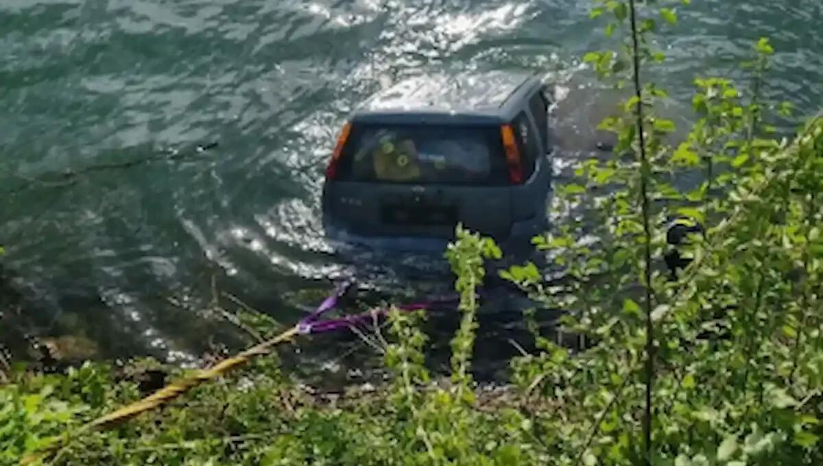 Auto finisce nel lago: vettura quasi completamente sommersa - 