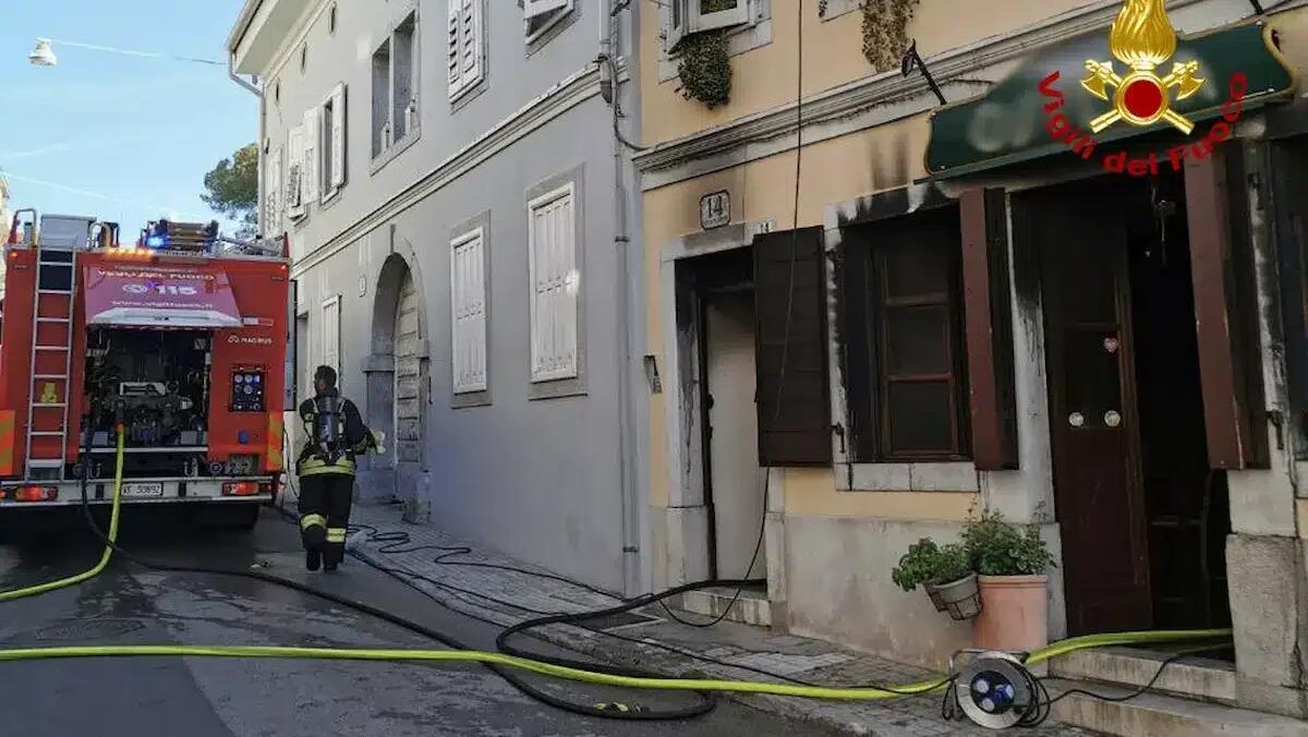 Scoppia un incendio in una storica osteria: fiamme dalla cucina, paura tra i residenti e il titolare - 