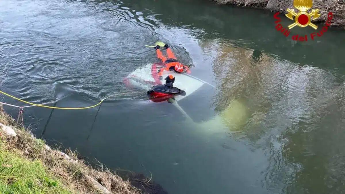 Anziana sbaglia la manovra e finisce con l'auto nel canale: il figlio si tuffa e la salva - 