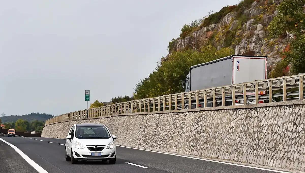 A4, installazione delle nuove barriere di sicurezza: tempi previsti e modifiche alla viabilità - 
