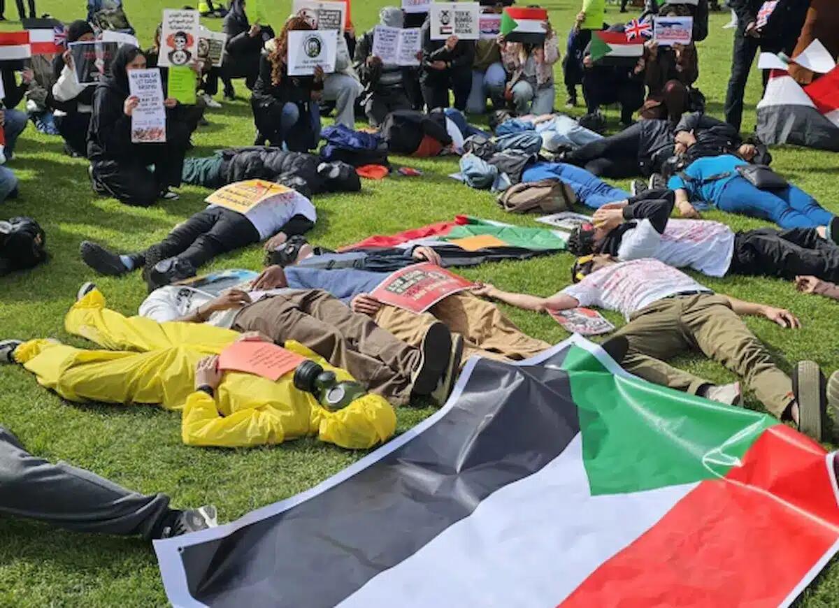 Manifestazione sudanese a Londra contro le violazioni e l'uso di armi proibite nella guerra civile - 