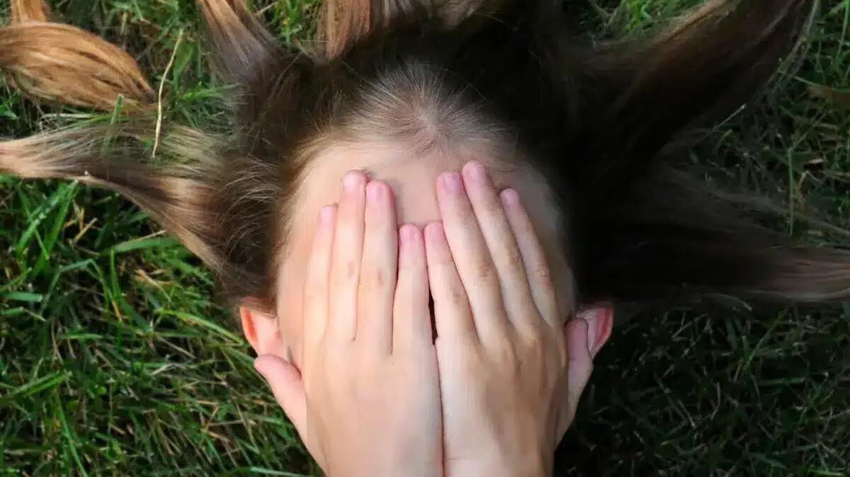 12enne violentata dall'ex della madre, la donna era complice: "Scattava foto e favoriva incontri tra i due" - 