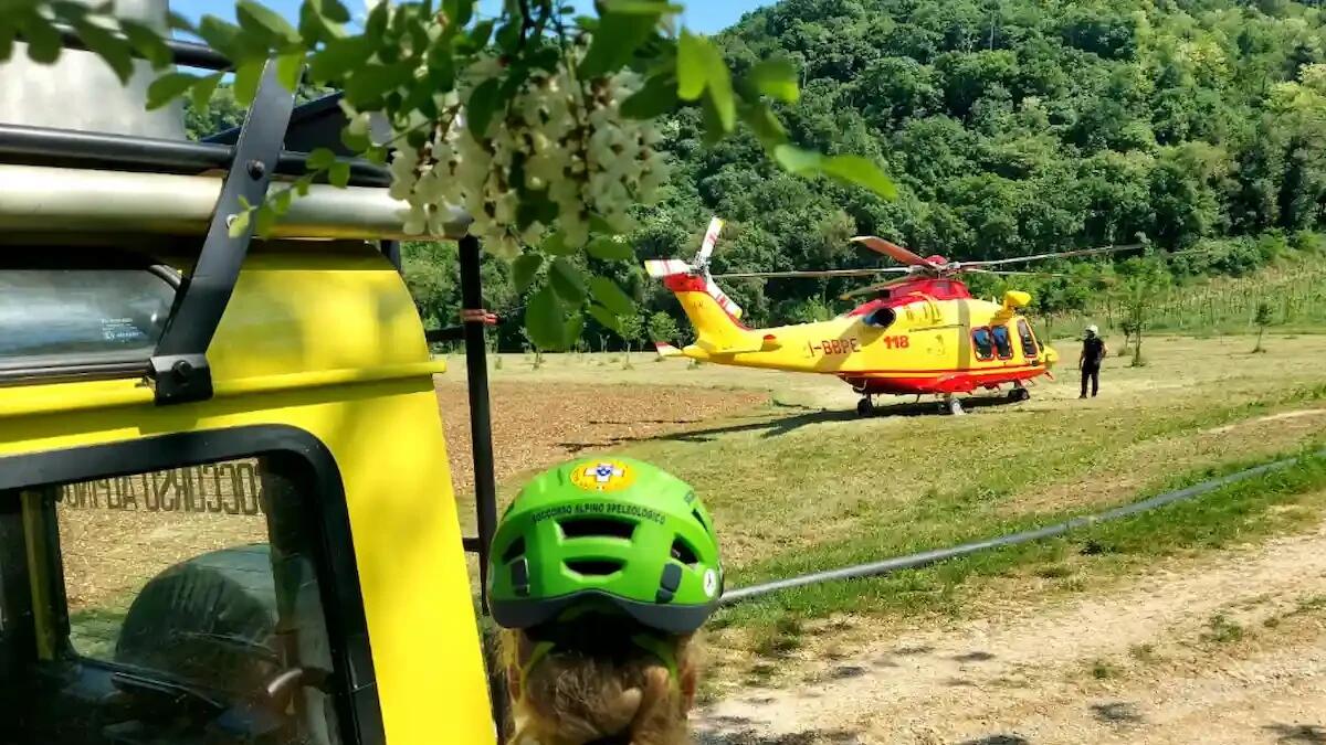 Perde il controllo della bici durante una discesa tra i vigneti: precipita a terra e si frattura una gamba - 