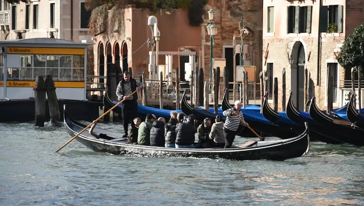 Gondola si ribalta davanti al Ponte di Rialto: il gondoliere e tre turisti finiscono in acqua - 