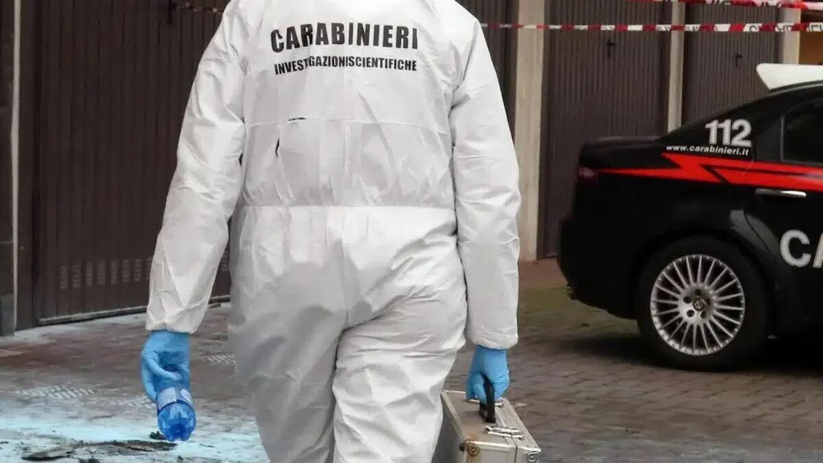 Cadavere di un uomo rinvenuto in un capannone abbandonato: era morto da oltre una settimana - 