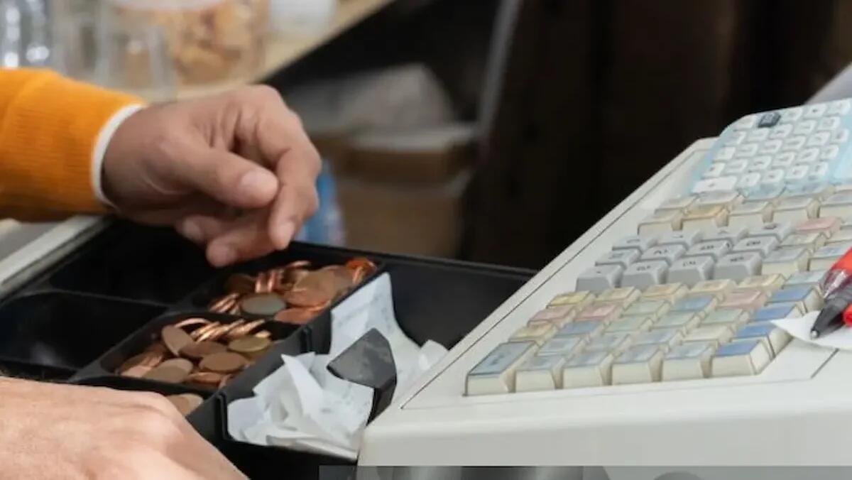 Tabaccaio colpito nella notte, i ladri portano via il fondo cassa: bottino da 600 euro - 