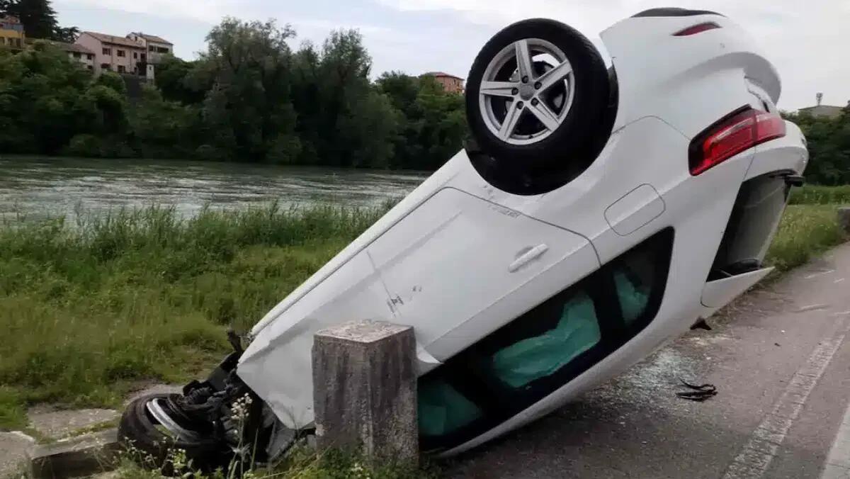 Auto si ribalta e rimane in bilico a pochi metri dall’argine del fiume: paura per una 28enne - 