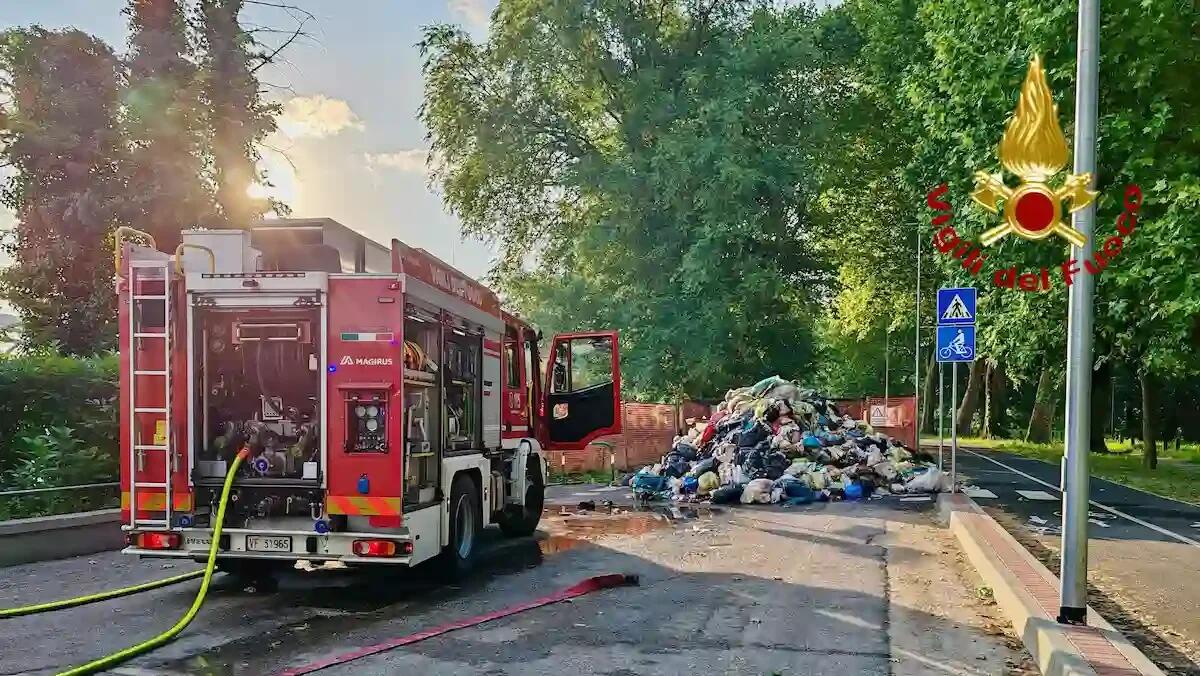 Camion dei rifiuti in fiamme a Padova, paura all'alba in via Dalmazia - 