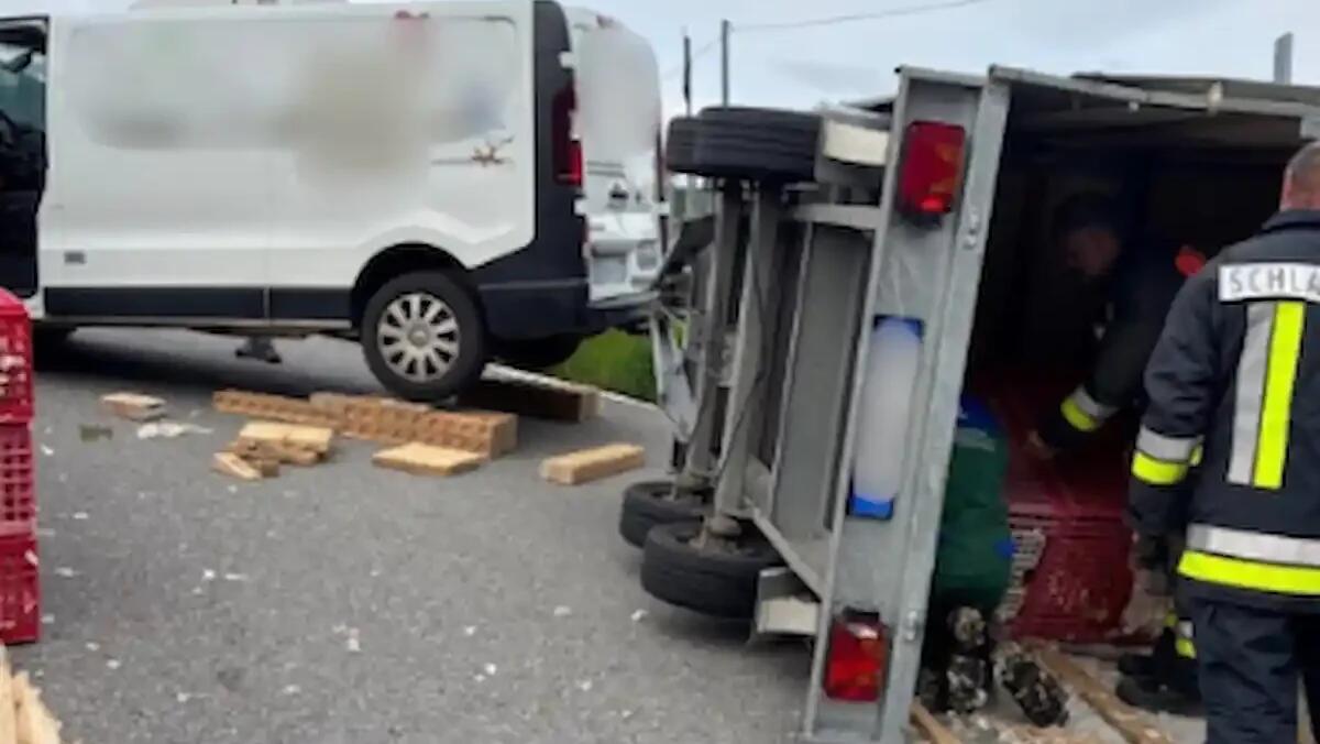 Rimorchio pieno di polli si ribalta in curva: traffico bloccato all’alba, Vigili del fuoco in azione - 