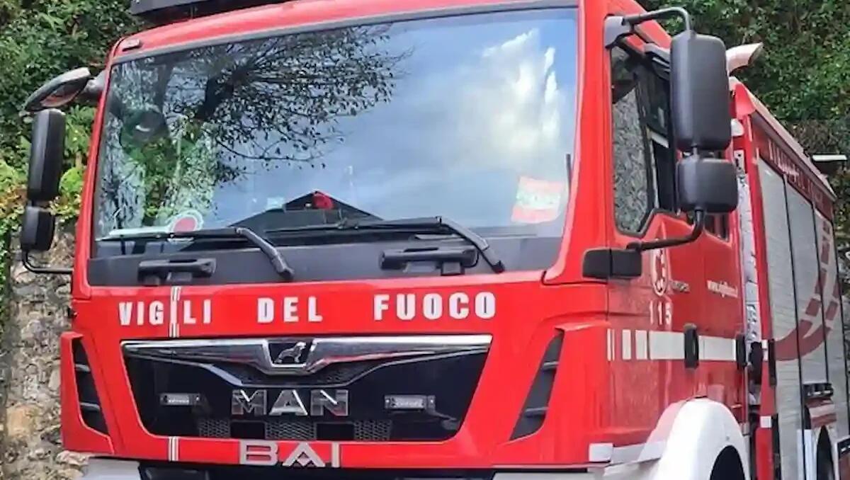 Paura al pub, improvvisamente divampano le fiamme: locale distrutto e una donna salvata dal rogo - 
