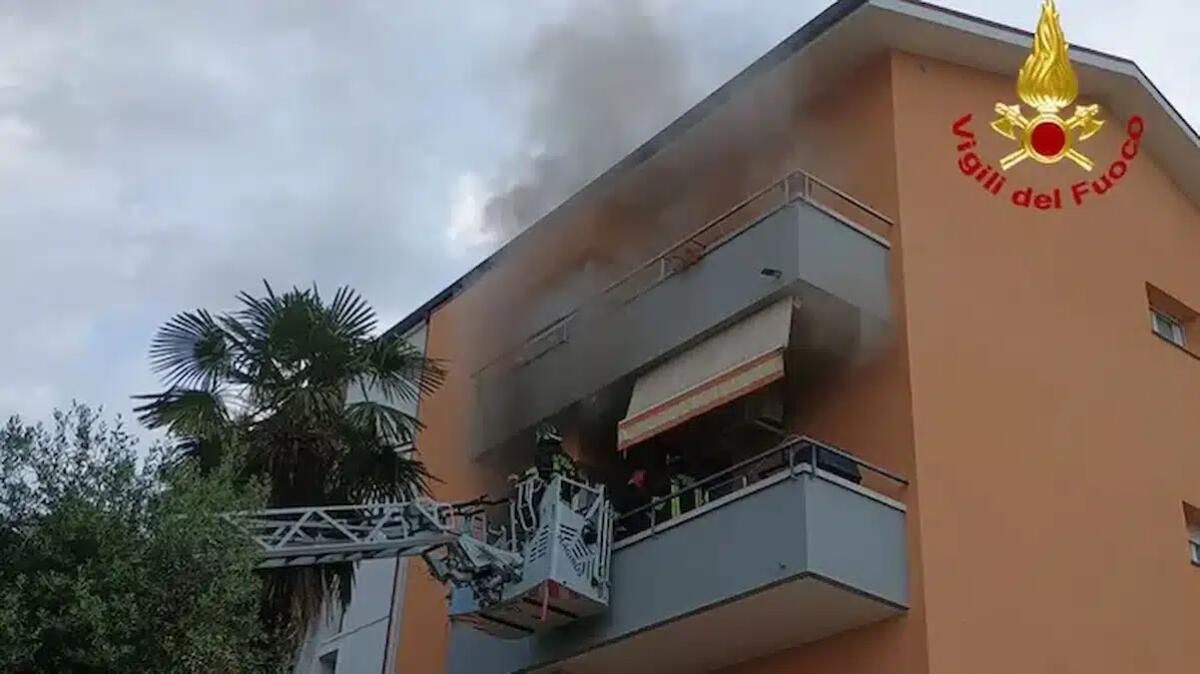 Pordenone, esplosione e incendio in appartamento: grave un 36enne, ustioni sul 25% del corpo - 
