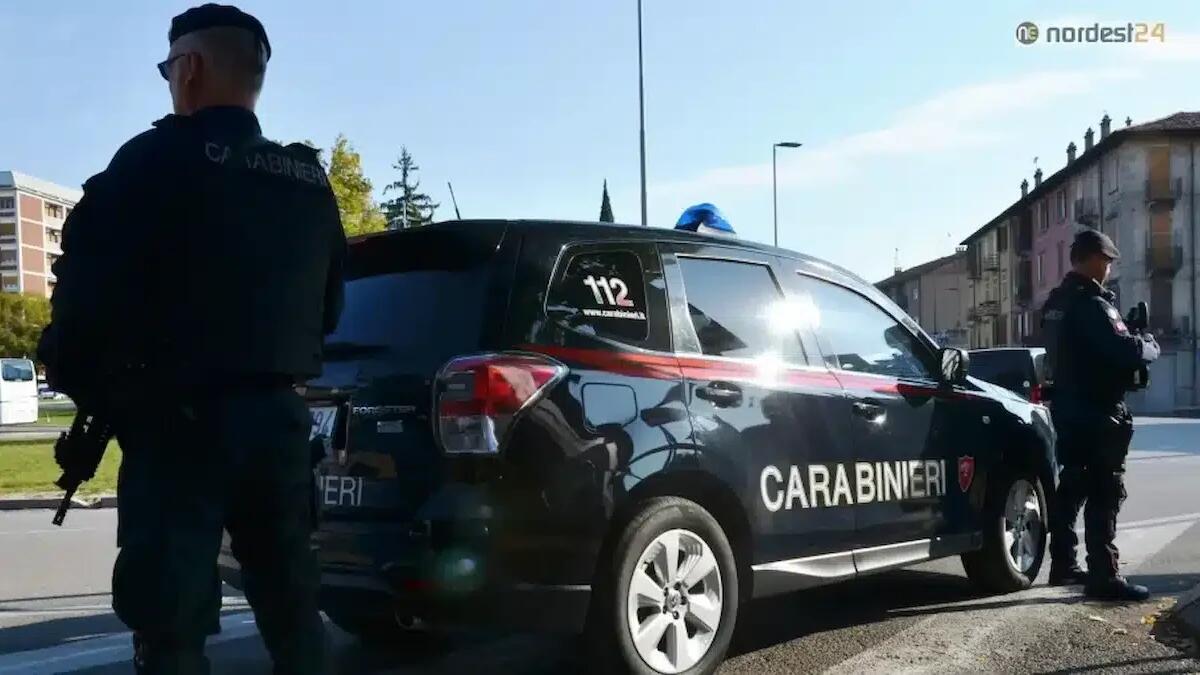 53enne chiede a un ragazzo di non appoggiarsi alla sua auto: lui risponde con pugni e sassate - 