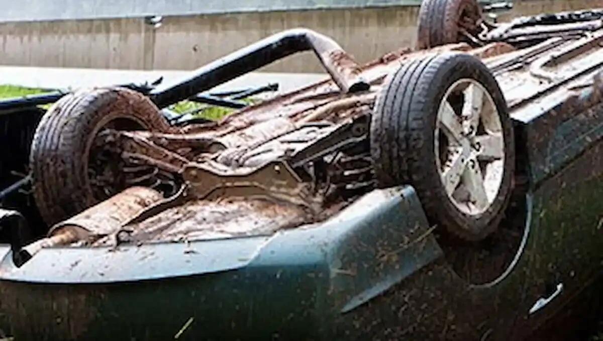 Incidente nella notte, un’auto si ribalta dopo un violento impatto: residenti svegliati dal boato - 