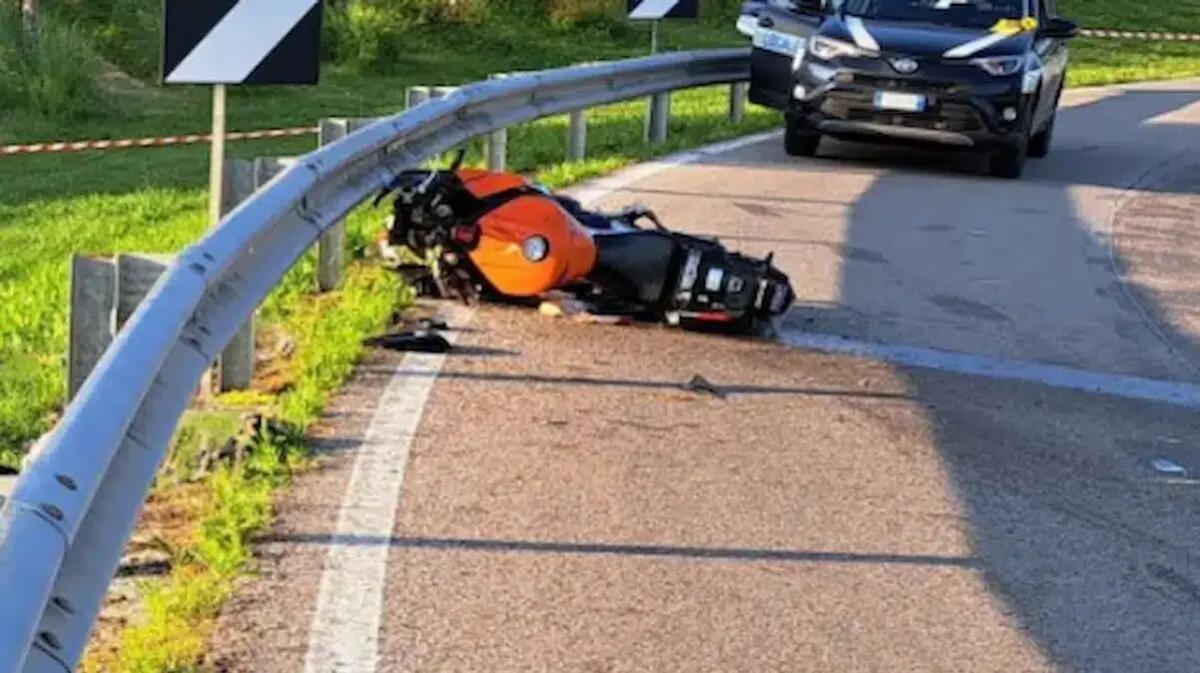 Perde il controllo della moto in curva e si schianta contro il guardrail: Simone muore a soli 27 anni - 