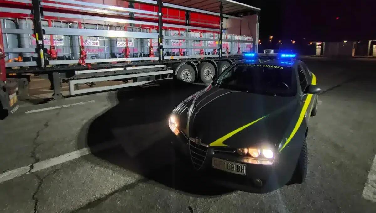 Alcol di contrabbando dalla Polonia, spacciato per disinfettante: sequestrati 120mila litri - 