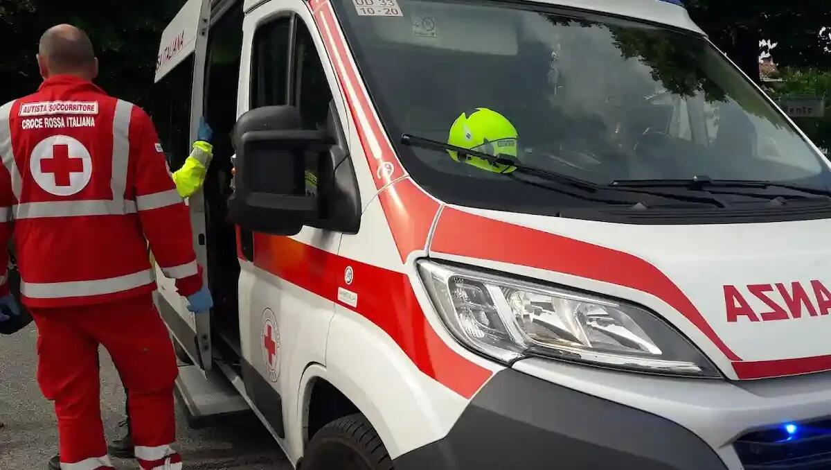 Scontro tra due auto, tre feriti lievi: traffico in tilt in centro a Trieste - 