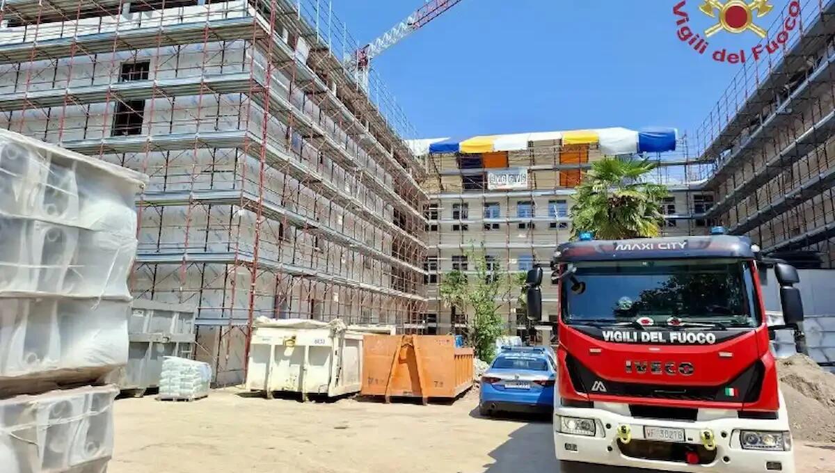 Crolla il solaio di un ex convento durante i lavori di ristrutturazione: feriti due operai - 