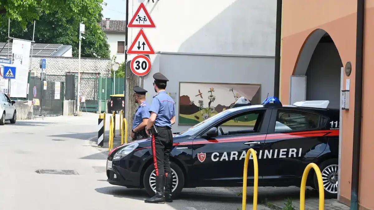 Sassi contro le case a Pordenone, una donna viene colpita e finisce in ospedale: 4 minorenni denunciati -