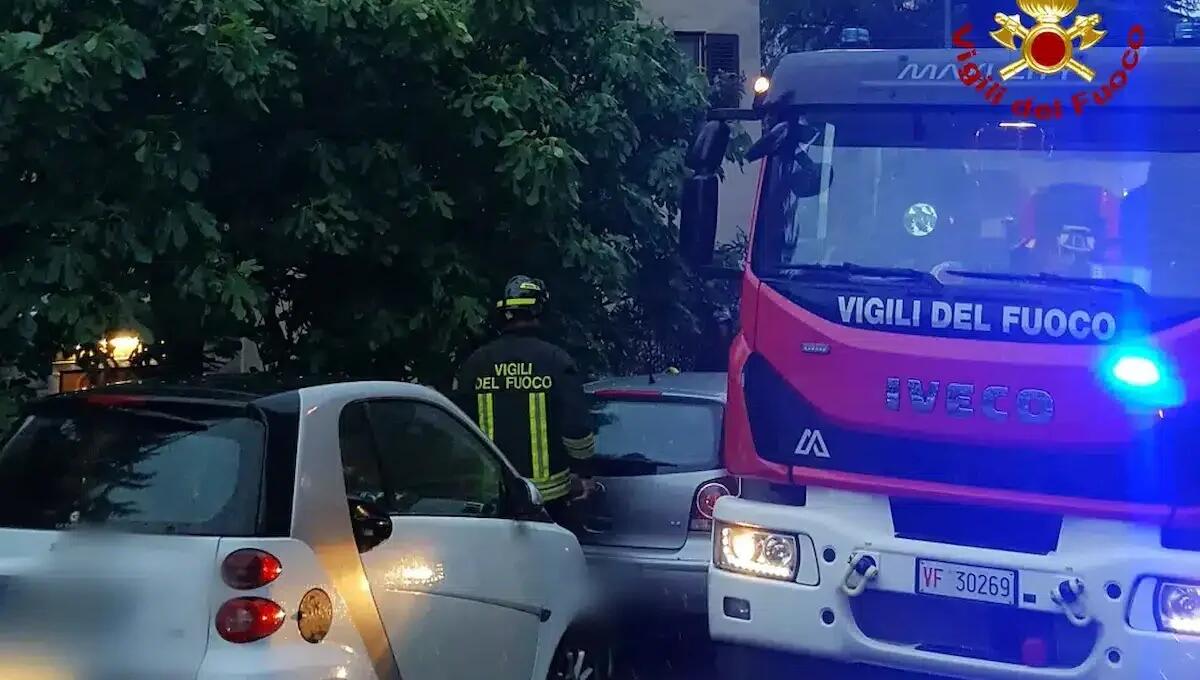 Incendio in appartamento: coppia si rifugia in bagno per sfuggire alle fiamme, salvati dai pompieri - 