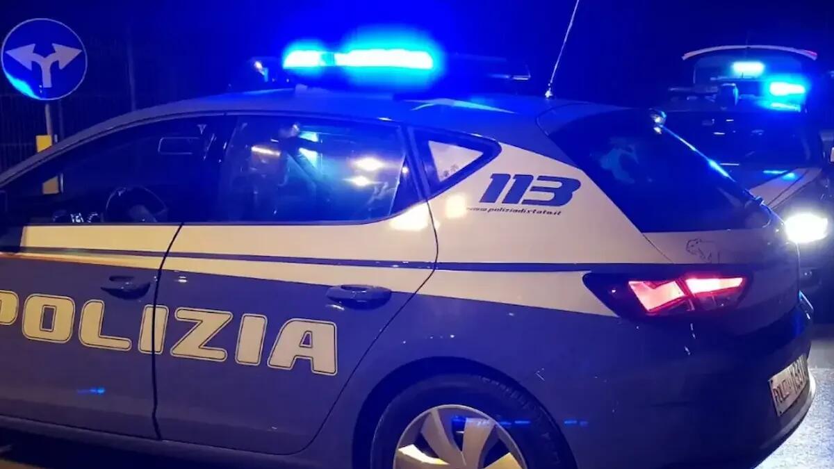 Urla e sputa in un bar, poi prende a calci i poliziotti e la volante: arrestata dopo aver morso gli agenti - 