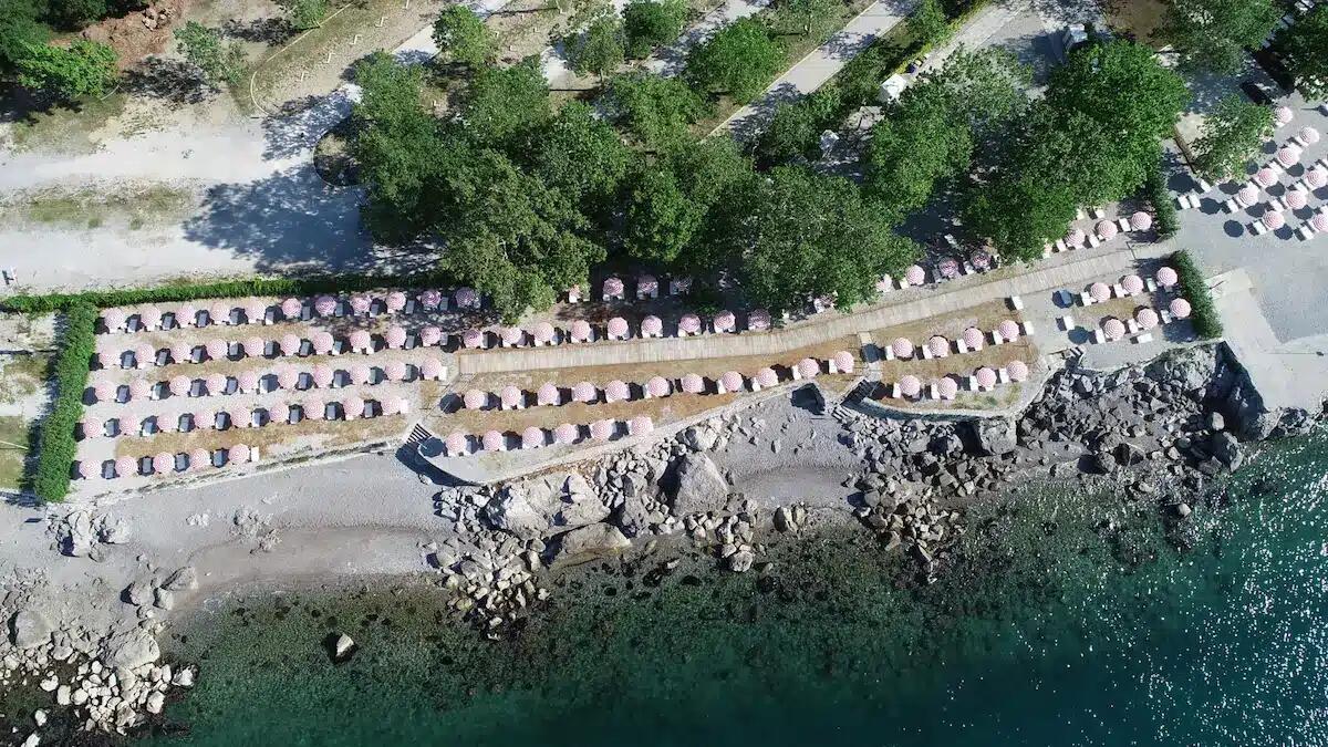 Baia di Sistiana, riaprono le spiagge del Parco Caravella: tutte le novità 2025 - 