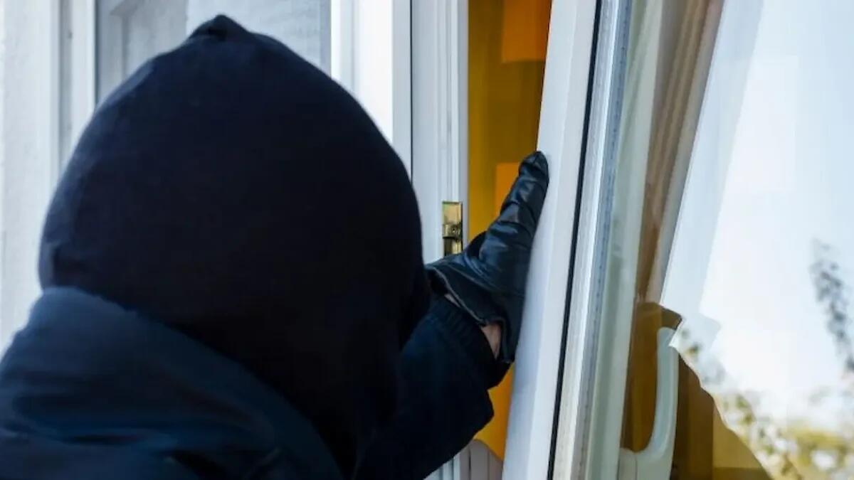 Furto in abitazione, i ladri entrano da una finestra: bottino di 500 euro in contanti e un fucile da caccia - 