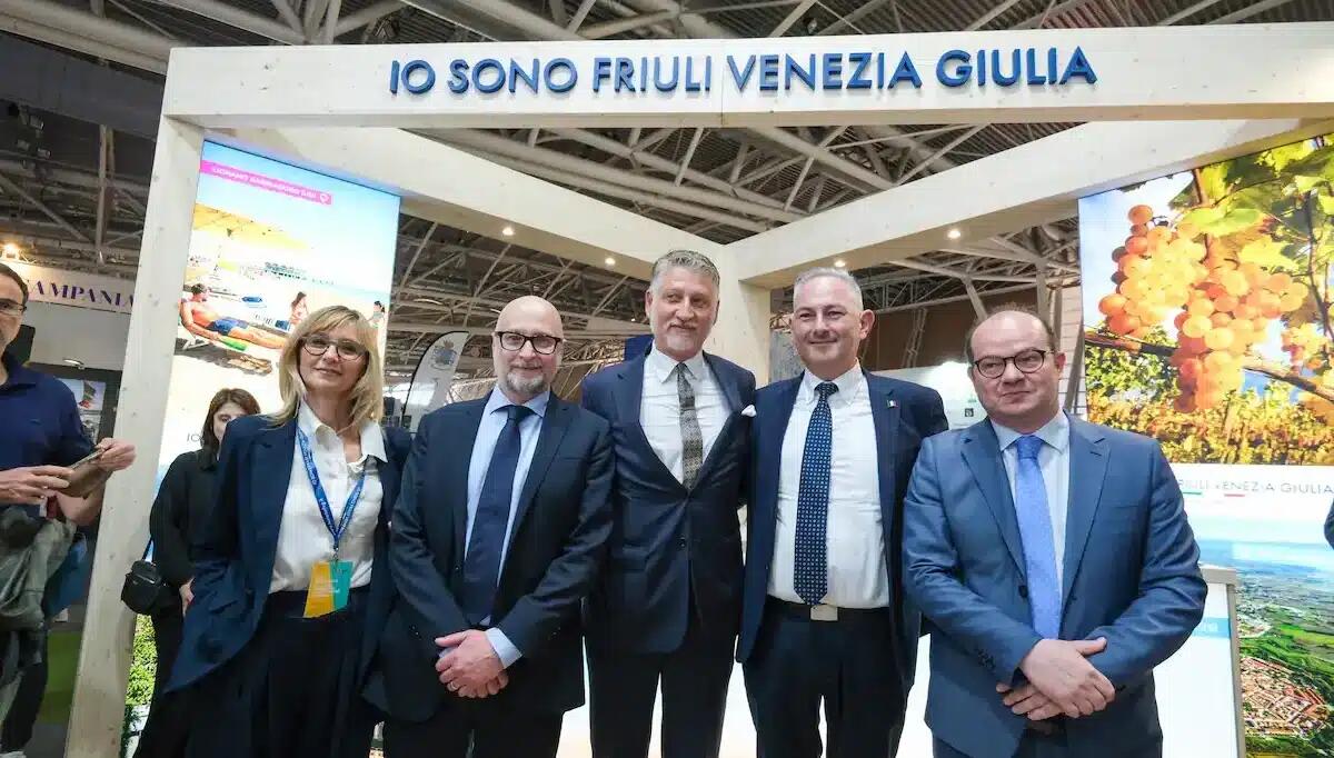 Ministro Giuli in visita al Salone del Libro di Torino: FVG protagonista con un "padiglione stellare" - 