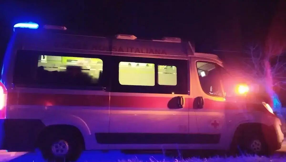 Incendio in mansarda nella notte, famiglia intossicata: evacuata e trasportata in ospedale - 