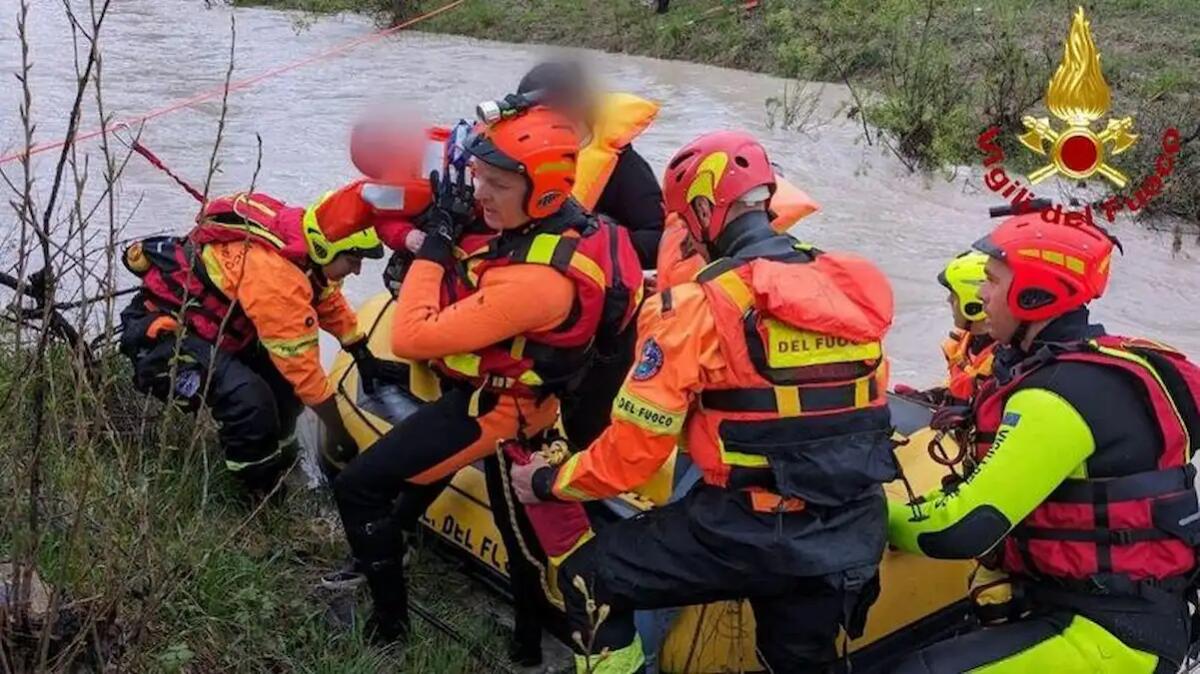 Gommone si ribalta durante il rafting: occupanti scaraventati in acqua, grave un 29enne - 