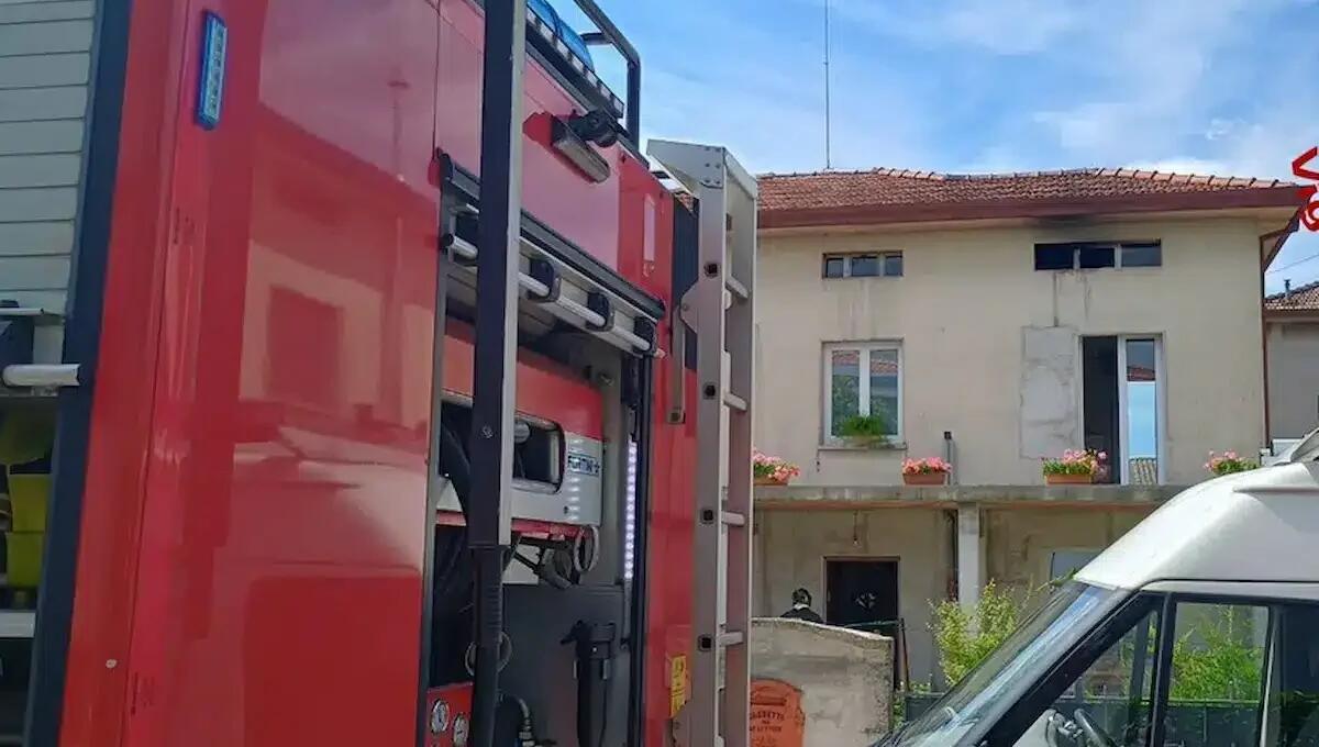 Sottotetto in fiamme a Pordenone: i pompieri salvano la casa e il proprietario intossicato - 