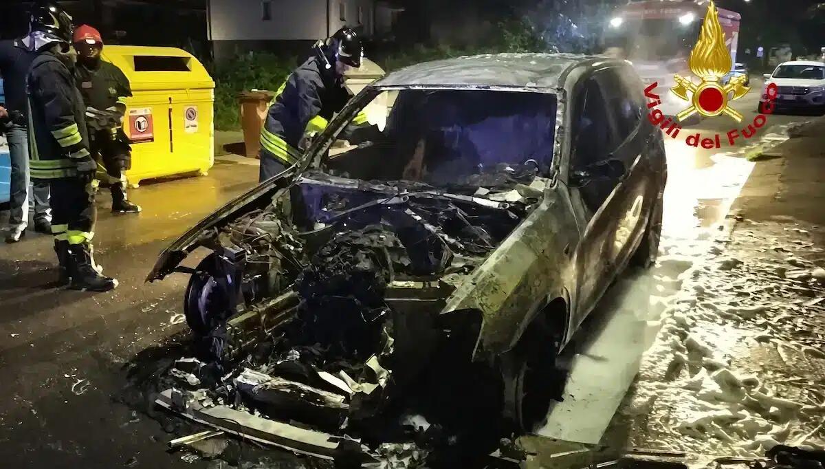 Auto a fuoco nella notte: le fiamme si propagano anche al veicolo parcheggiato davanti - 