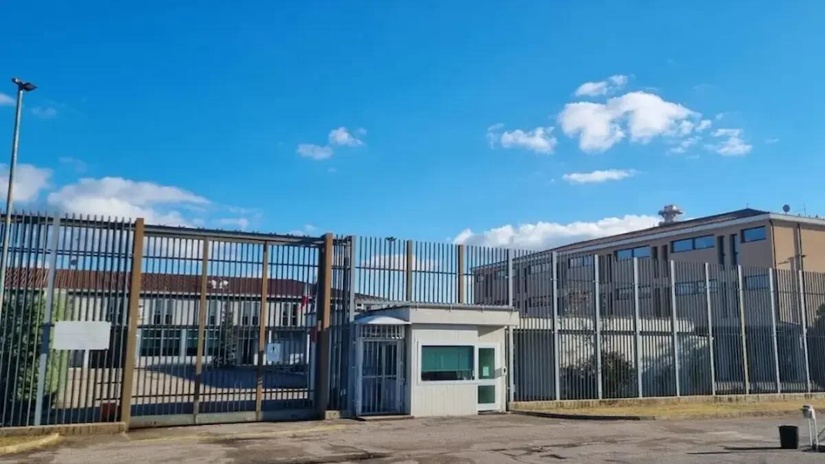 Condannato al carcere, ottiene l'affidamento in prova: 44enne aggredisce e minaccia con coltelli - 