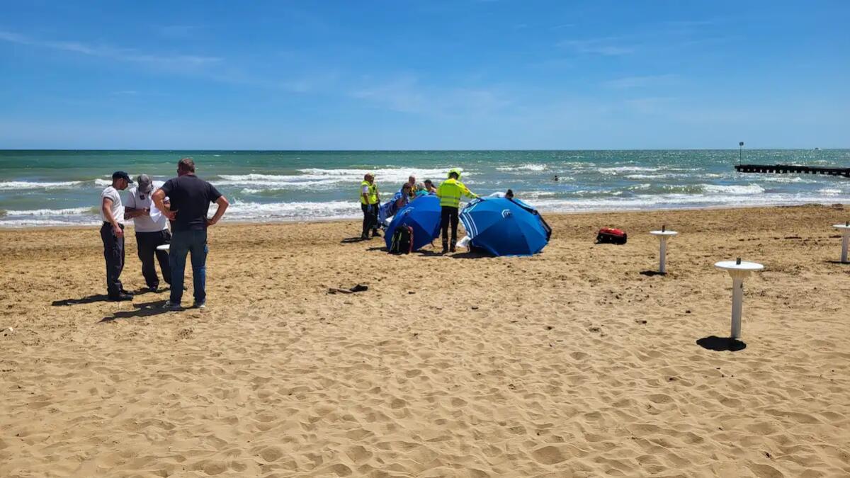 Crolla a terra mentre passeggia sulla battigia insieme alla moglie: muore turista 79enne - 