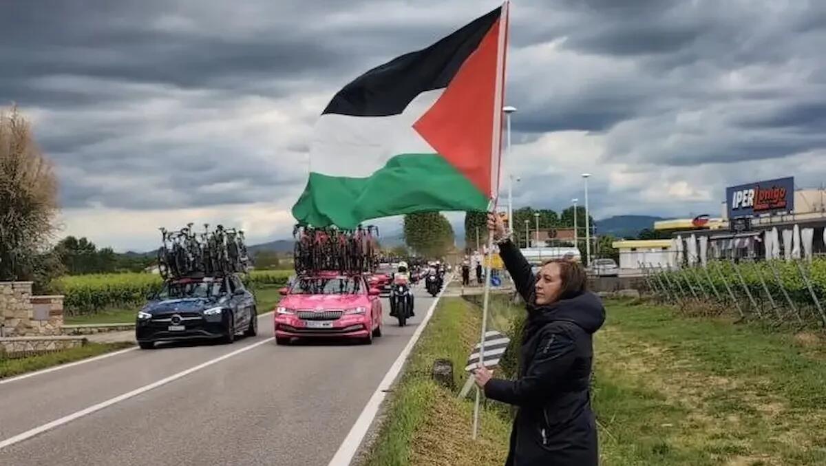 Europarlamentare identificata dai Carabinieri per aver esposto una bandiera palestinese al Giro d'Italia -