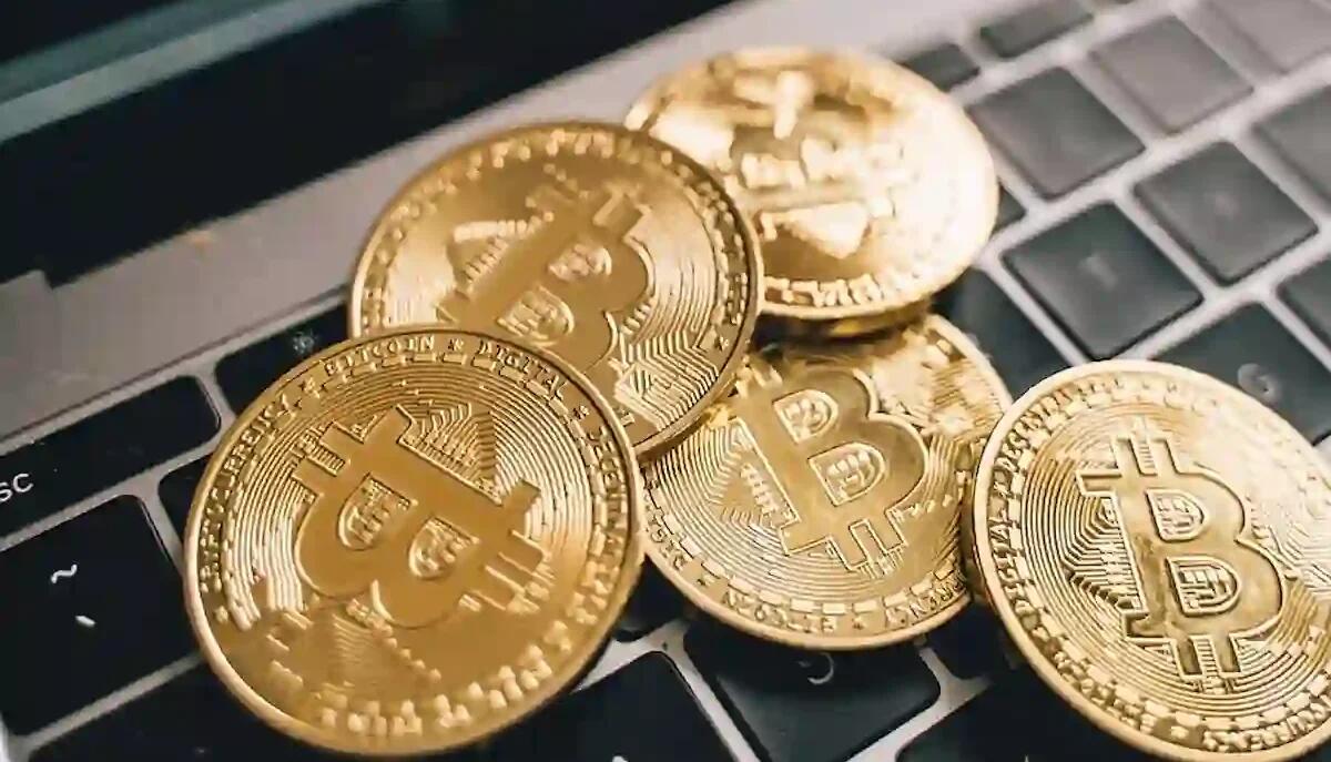 Ingannata con promesse di facili guadagni: truffa da 110mila euro con le criptovalute - 