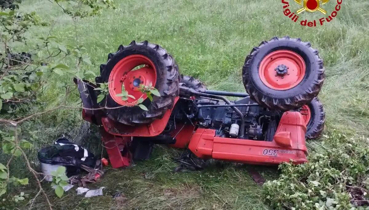 Trattore si ribalta tra i campi: conducente schiacciato dal mezzo agricolo - 