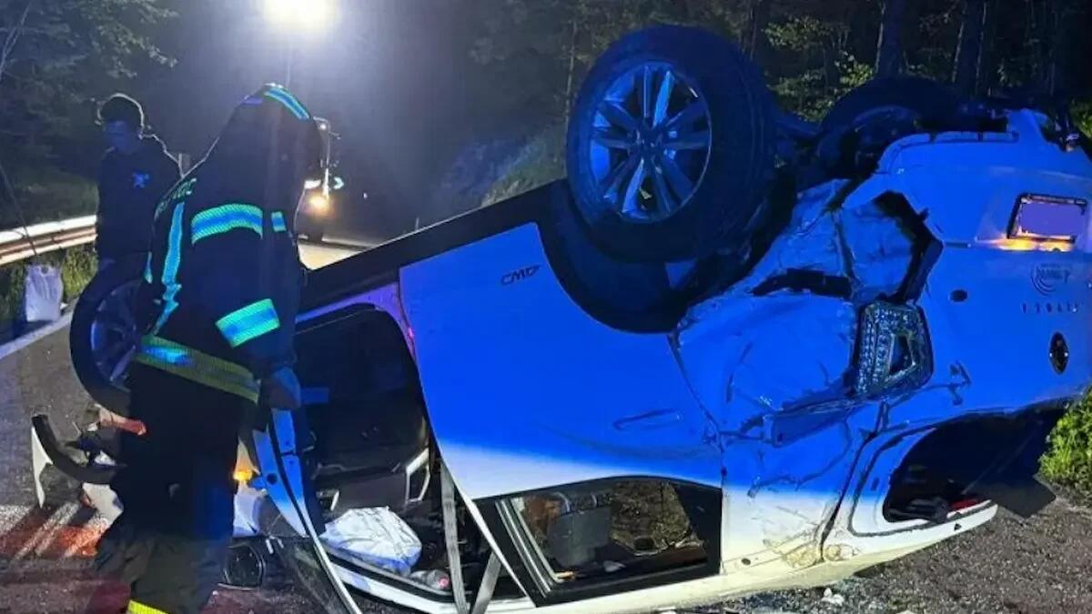 Paura nella notte, auto esce di strada e si ribalta: feriti quattro giovanissimi a bordo - 