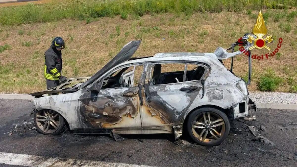Auto in fiamme a pochi metri dal casello autostradale: della vettura rimane solo lo "scheletro" - 