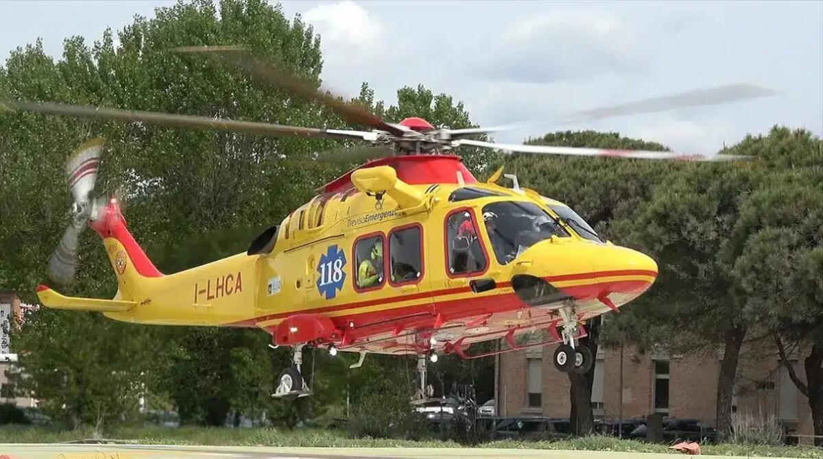 Travolto da un bancale di legna mentre lavora in azienda: operaio elitrasportato all'ospedale - 