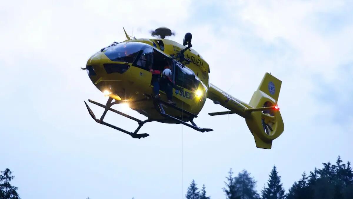 Sale sul tetto per sistemare la grondaia, ma scivola e precipita per 3 metri: elitrasportato in codice rosso - 