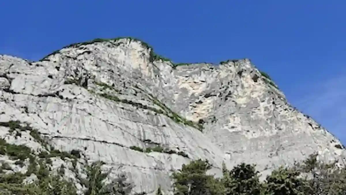 Guida alpina colpita da una scarica di sassi in montagna: elitrasportata con trauma cranico - 